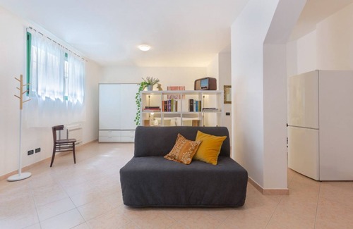 Saragozza-Porto House | Cozy 32 sqm studio apartment, able to comfortably accommodate 3 people, located on the ground floor of a building, with a step to access to it. The property enjoys a strategic location, a few steps from the Ospedale Maggiore and in a neighborhood full of