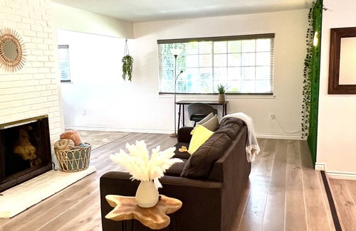 Arlington South House | Cozy 3B/2B home w/ Insta-worthy billiard table near Disneyland, Beaches, & more!