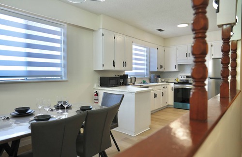 Knight House | Cozy 3B Home in Prime Location w/2 Free Parking