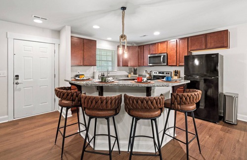 Paw Creek House | Cozy 3BD w/ Backyard BBQ & Patio - 15 Mins Downtown