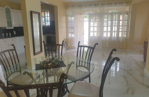 Havendale House | Cozy 3bedrooms with an Amazing view of the City and Sea