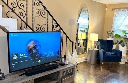 Yeadon House | Cozy 3BR 15 mins from Center City, PHL Airport, UPenn and Stadiums.