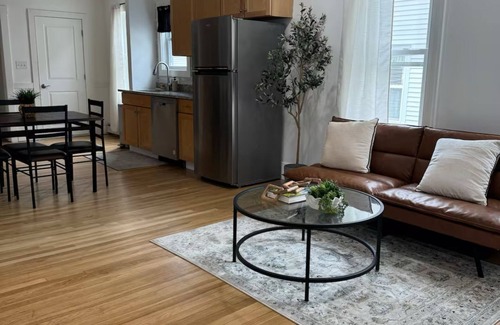 Quincy Apartment | Cozy 3BR Apartment in the heart of Quincy/Near Boston &Beach & Free Parking
