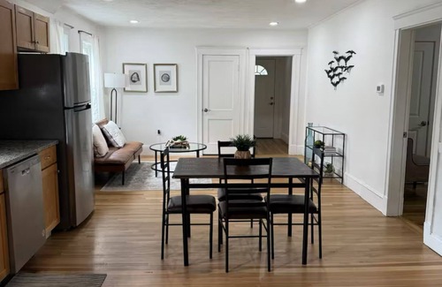 Quincy Apartment | Cozy 3BR Apartment in the heart of Quincy/Near Boston &Beach & Free Parking