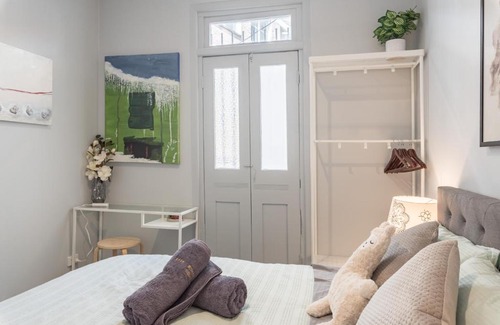 Surry Hills House | Cozy 3BR Getaway 1MinWalkToTrain Bus Shopping Sleeps7