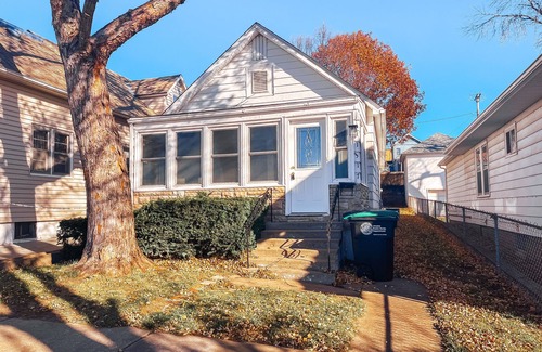 Dahlman House | Cozy 3BR Retreat in Little Bohemia: Near Downtown Old Market and Zoo