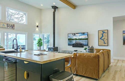 Worley House | Cozy 3BR Retreat w/Lake Access, Deck, BBQ and Golf Cart for 11 guests
