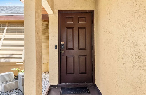 Florida Ridge House | Cozy 3BR Vero Beach Retreat 10 Mins to Beaches. Early Check-In & Late Check-Out!
