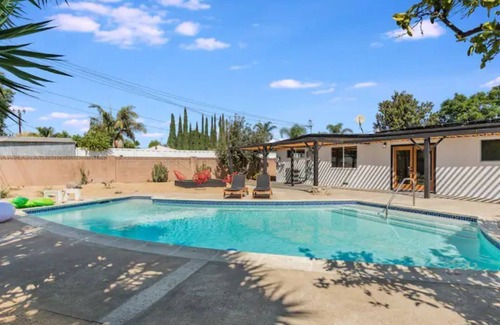North Tustin Villa | Cozy 4 BD house 12 mins to Disney snd Beach sleeps 10 heated pool