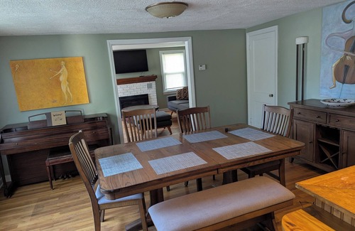 Eastside House | Cozy 4-bdrm house in safe neighborhood just around the corner from Syracuse Univ