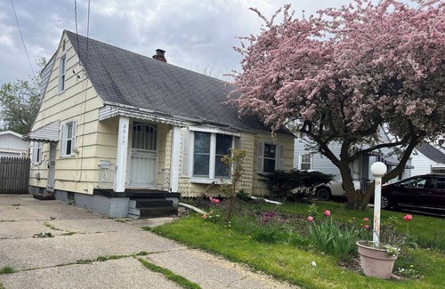 Flint House | Cozy 4-bedroom house 5 minutes from Flint airport