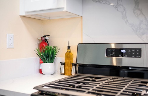 Fullerton House | Cozy 4 Bedroom Near to Disney + Arcade & Games!
