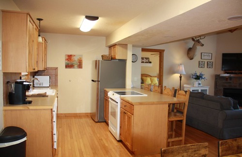 Reeds Spring Cabin | Cozy 4BD Chalet with loads of fun and laughter