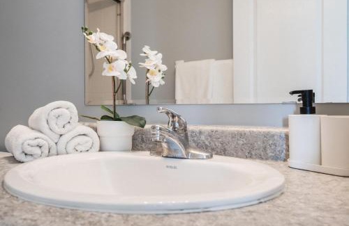 Meadowvale Village House | Cozy 5 Bedroom House near Toronto Airport