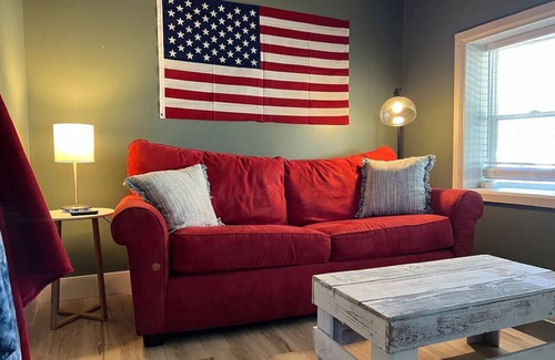 Niagara Falls House | Cozy 5 Bedrooms + 7 BEDS + SmartTVs in every room!