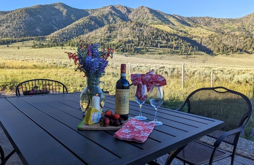 Island Park House | Cozy 5-Star lakeview cabin.