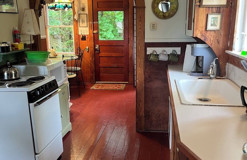 North Vassalboro Cabin | Cozy 500sf cabin with private dock
