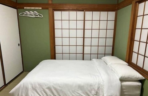 Izumisano House | Cozy 5BR Home Sleeps 11 / 10 Min Drive to Airport