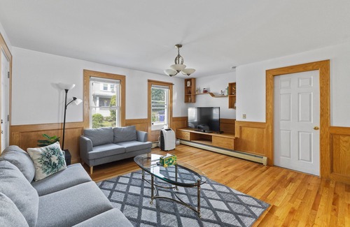 Malden House | Cozy 6 bedroom Entire house in Malden with free parking and WIndow AC