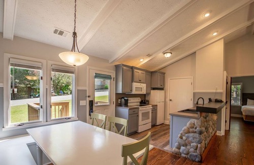 Buford Cabin | Cozy Accessible Lakeside House with Deck & Bbq!