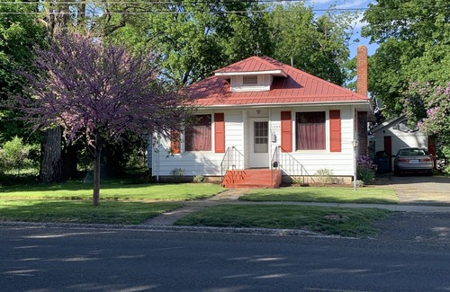 Eastern Oregon House | Cozy and Centrally Located. Spacious home with fenced backyard and 5 beds.
