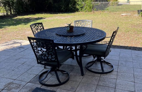 Clearwater Cabin | cozy and cheerful 2 bedroom home minutes to the beach!