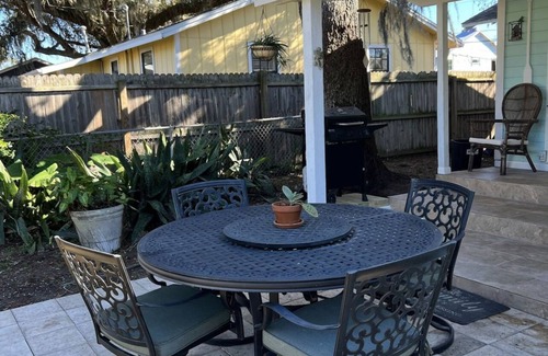 Clearwater Cabin | cozy and cheerful 2 bedroom home minutes to the beach!