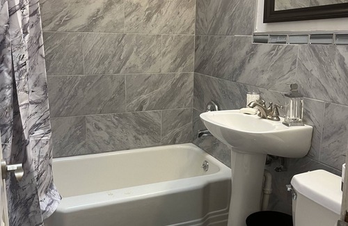 Ogontz Campus House | Cozy and Comfortable in the Northeast. Nurses and Teachers are welcome.