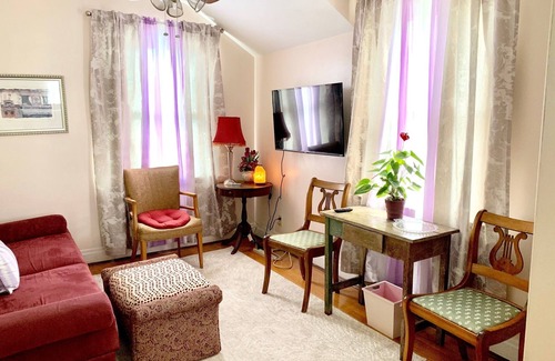 Silverton House | Cozy and Comfortable w antique furnishings; 2 bedrooms, sitting area, full bath