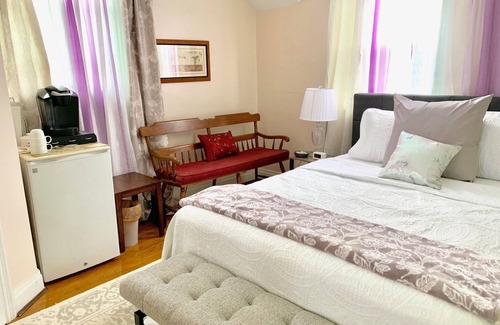 Silverton House | Cozy and Comfortable w antique furnishings; 2 bedrooms, sitting area, full bath