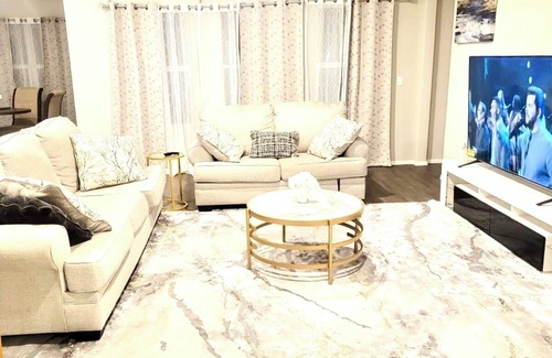 Broken Arrow House | Cozy and luxuriously furnished private room in a brand new home in Broken Arrow