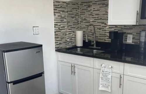 Greenacres House | Cozy and Peaceful House in WPB close to the airport and main highways