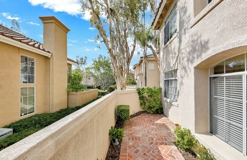 Orange Condo | Cozy and Quiet 2BD Condo in serene Orange. AC, WiFi & Walk to Parks & Shopping