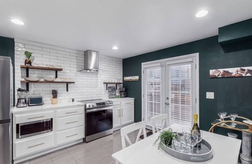 Berkley Apartment | Cozy and Sophisticated 3 bedroom
