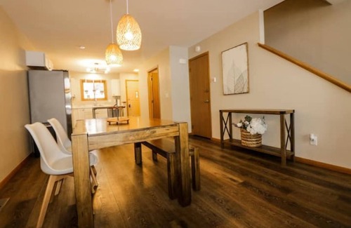Wisconsin Dells House | Cozy and welcoming Waterfront Boho Retreat -Central location