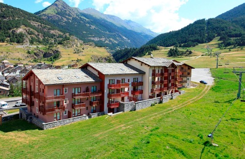 Termignon Apartment | Cozy apartment 4 pers, ski-in/ski-out, balcony, parking, WiFi