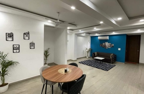 Gurugram Apartment | Cozy Apartment 5min walk to the best hangout places in Gurgaon . feel like home.