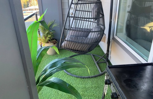 Surrey Apartment | Cozy Apartment Living! 2 minutes away from a bus and train station to Vancouver