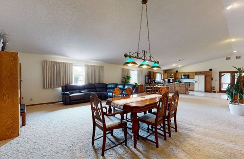 Helena Apartment | Cozy apartment with mountain views, centrally located - dog friendly