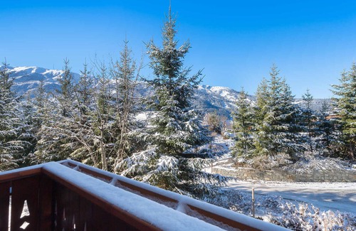 Meribel Village Apartment | Cozy Apartment with Sauna, Hammam, and Pool Access, Steps from the Slopes