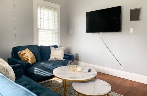 Kamm's Corners Apartment | Cozy Apt 5 min from Airport & Free Parking