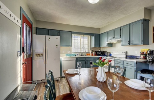 Council Bluffs Apartment | ♔ Cozy Apt A Stone's Throw away from Downtown ♔