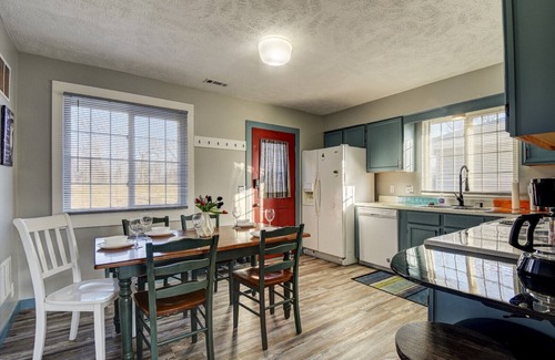 Council Bluffs Apartment | ♔ Cozy Apt A Stone's Throw away from Downtown ♔