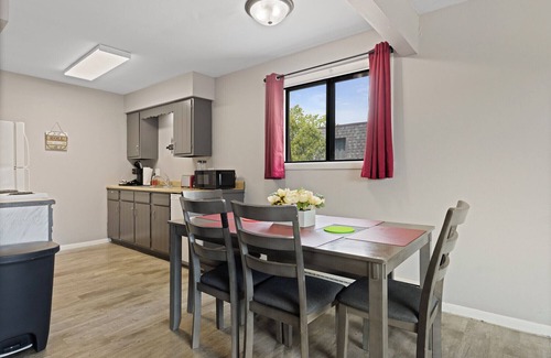 Aurora Apartment | Cozy apt Aurora/Sleeps 8/FREE Wifi/55"TV/Parking