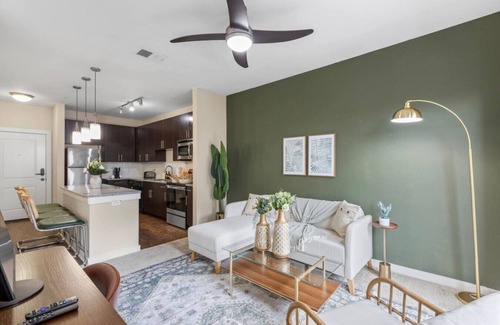 Courier City - Oscawana Apartment | Cozy Apt Downtown | Pool/Gym/Free Parking-F