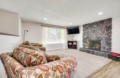 Tri-Cities House | Cozy Apt with Private Deck, 2 Mi to Toyota Center!