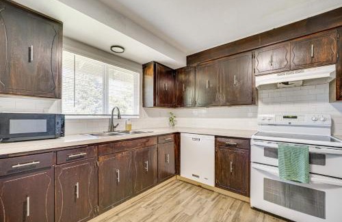 Tri-Cities House | Cozy Apt with Private Deck, 2 Mi to Toyota Center!