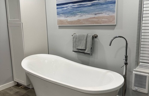 Avoca Apartment | Cozy Apt-XL Luxury Bath-3 min from Airport /i81