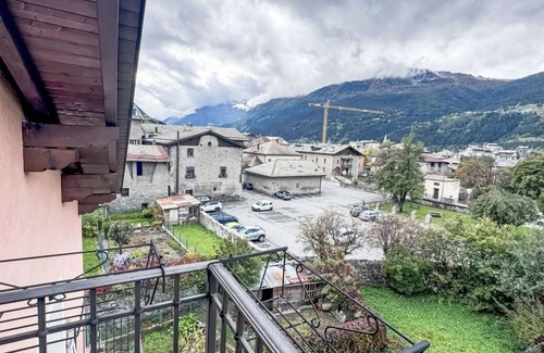 Bormio Apartment | Cozy attic room. WIFI, hot tub, balcony, pets allowed and parking space
