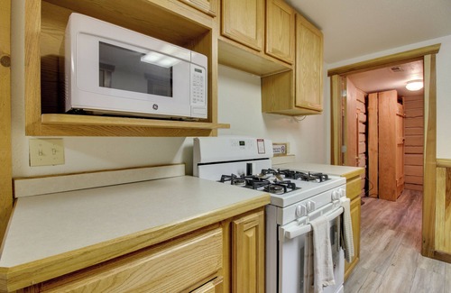 Augusta Cabin | Cozy Augusta Cabin w/Furnished Deck & Grill!